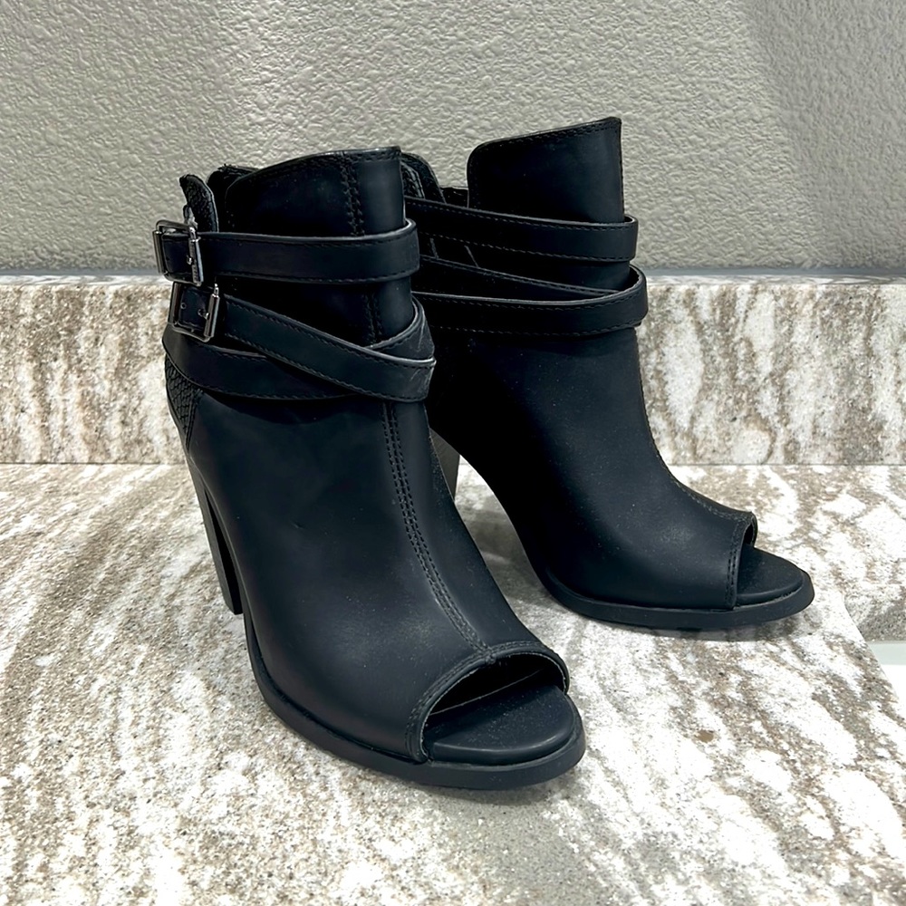 Simply Vera Peep Toe booties
